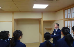 区役所の中にある和室。立派な床の間があり、文化度の高い上京区らしいスペースである。