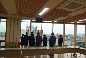 南向きの大会議室２からは区内も見渡せる。