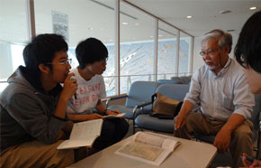 伊東先生のお話を聞いて、吉地図の魅力の「深み」にはまっていく学生さんたち