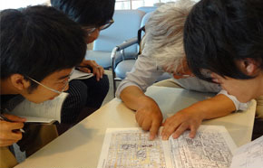 地図上で細かく教えてくださる先生の解説を、食い入るように見る。