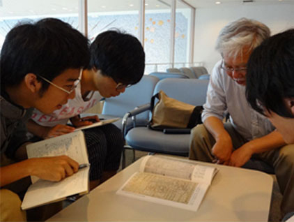 先生お気に入りの「新改内裏之図」を見るレポーター達。