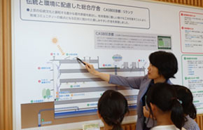 説明を熱心に聞く３人組。雨水がトイレの水になっていると知ってビックリ！