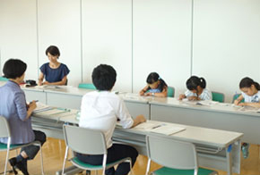 熱心にメモをとります。