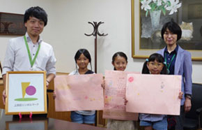 たくさん学んだかな♪しろ３人組は、壁新聞を作り笑顔で記念撮影。