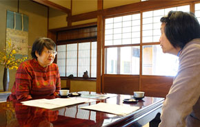 冷泉家実子さんとインタビューをする京都市まちづくりアドバイザー天田昌代さん(冷泉家にて)