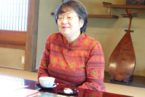 インタビューに答える冷泉家実子さん