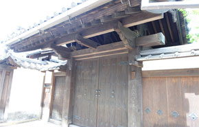 今出川通に面する冷泉家の門構え。同志社大学の学生さんがこの前を日々大勢通る。