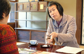 冷泉家実子さんにインタビューする京都市まちづくりアドバイザー天田昌代さん