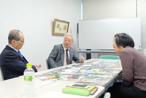 中島さん、出雲路さんとインタビューする天田さん