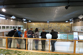 海外からの来館者と案内ボランティア