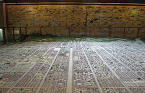 平安京復元模型　中央が朱雀大路（千本通）
背後に高板壁画上杉本洛中洛外図屏風が見える