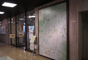 壁面に展示されている平安京跡イメージマップ