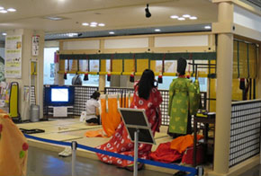 体験コーナーで着替え中の来館者