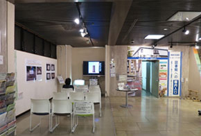映像コーナー（中央図書館への連絡口が見える）