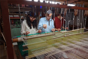 お話も弾んだ綴織体験でした！