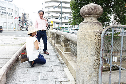 橋の上から丸みとぬくもりのあるアーチ型に敷かれた石の美しさを感じました。