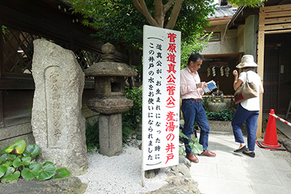 比較的小さな境内に大きく示されています