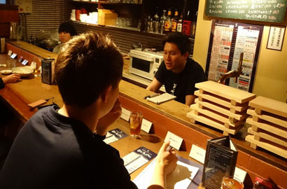 手際よく料理を作りながら答える山崎さん。