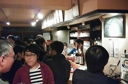 いつもいろいろな年代のお客様でいっぱいの店内