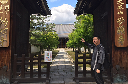 お寺を案内してくださる菅さん。菅さんの好きな場所のひとつ。