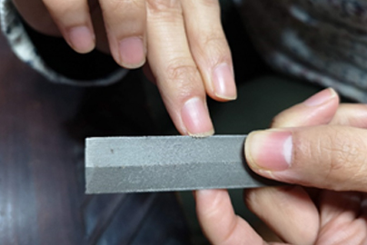 やすりで研いでギザギザになった爪