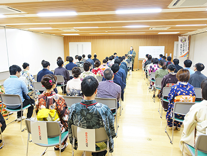 会場で説明を聞く参加者