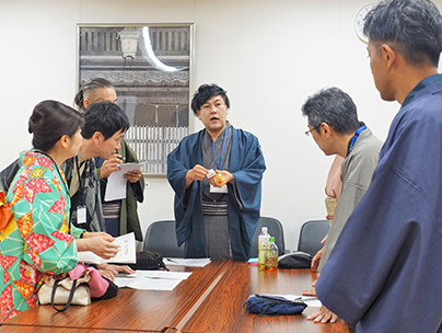 中小企業家同友会のみなさんと打ち合わせする石井さん（中央）