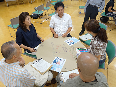 「上京！MOW」に参加する石井さん（中央）