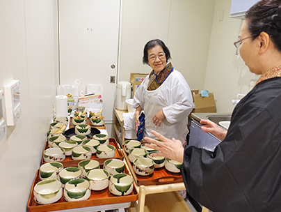 お茶席の準備をする都草のみなさん