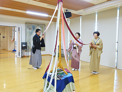 人間組紐の準備をする都草のみなさん