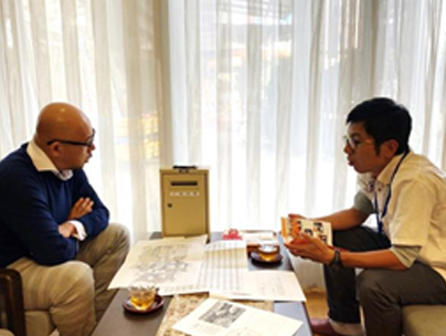 事前打ち合わせの様子(左:中島施設長 右:レポーター)