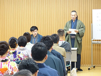 説明される中小企業家同友会上京支部の方々