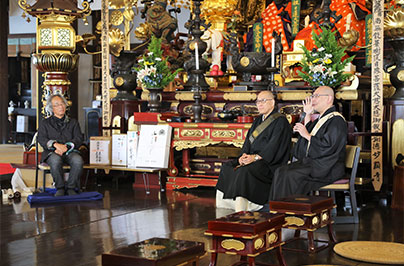 妙顕寺の本堂にて、左から長艸敏明氏、清田学英上人、三木大雲上人