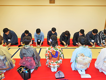 お茶を点てる男性陣