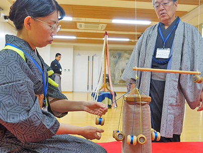 組紐を説明された鳴橋さん（左）