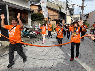 笑顔でタスキをつなぎます。