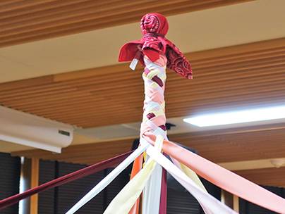 中央に配されたポールの上部に紐が組まれる