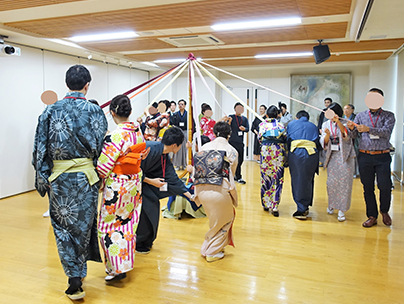 男女ペアで紐を持ち動く様子