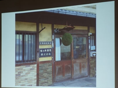 店先に杉玉が飾られている様子