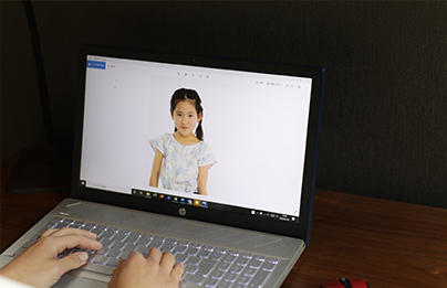 すぐにできる！オンライン配信で劇的に顔がきれいに映る簡単テクニック（前編／カメラワーク）
