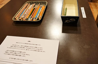 中に入ったら、新型コロナウィルス感染予防対策のため連絡先を記入します(鉛筆は使い切り)