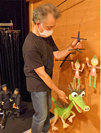 フジタニ・ニテハル画伯。人形が似顔絵を描きます。