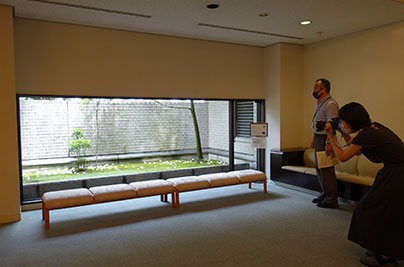 パブリックアート(ユニークなヤドカリや苔と陶器が共存する庭など)