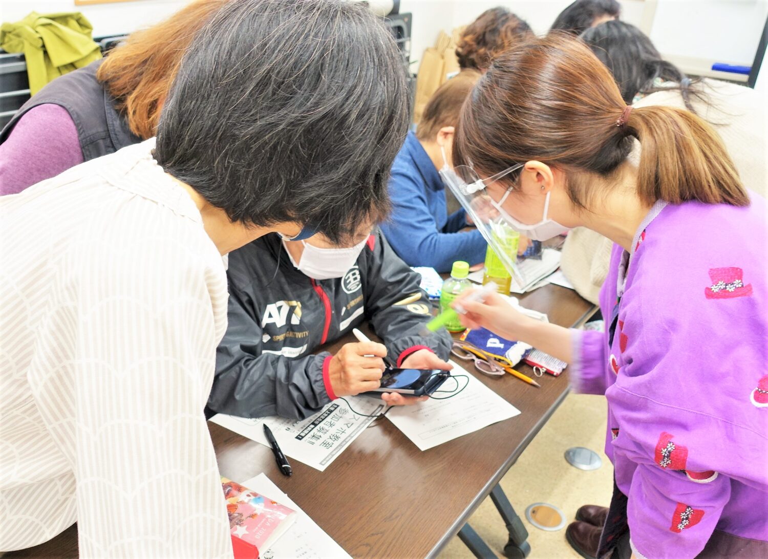 学生スタッフが操作を説明しているところ