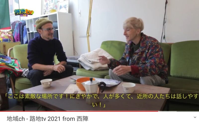 路地TV内の番組でインタビューするトマさん