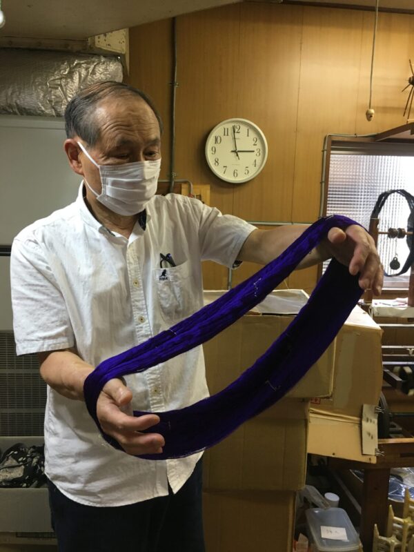 織屋さんから、先染めされた綛(かせ)状の糸が届きます。