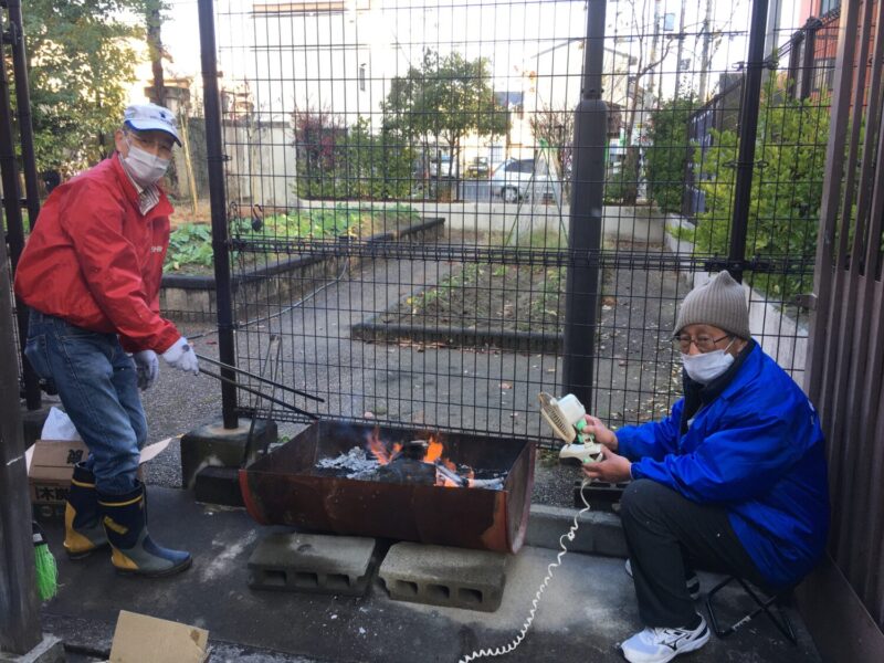 火起こしの手慣れた様子、さすがです!