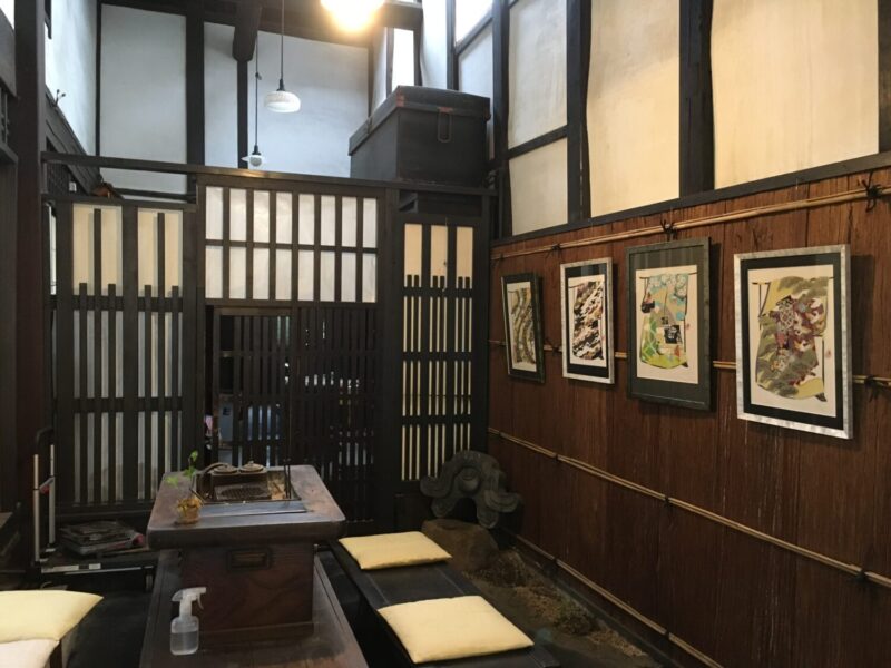 囲炉裏を囲んで語らいの場に