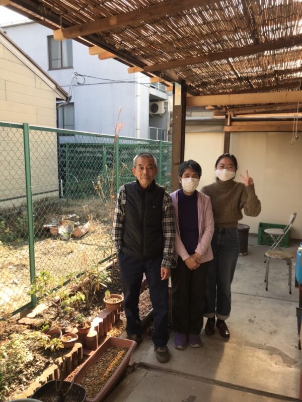 岩井さんご夫婦と王さん（右）