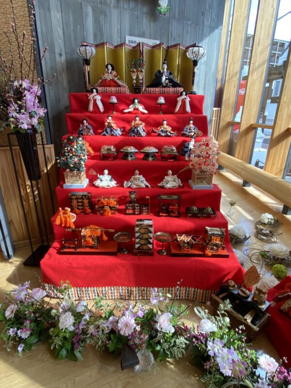 雛飾り7段・3段(協力:小川特別養護老人ホーム)